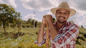 Pequeno produtor brasileiro em lavoura