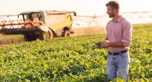 Consultor agrônomo observando uma lavoura