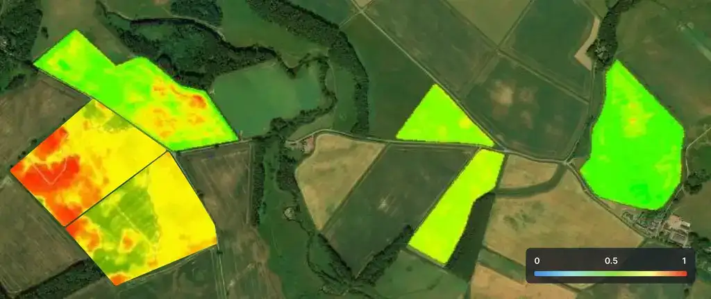 Mesmos talhões em falso-cor NDVI: verde saudável, amarelo e vermelho em atenção